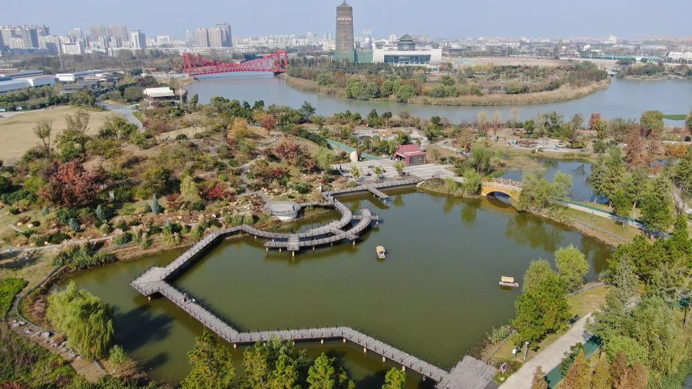 　　这是去年11月14日拍摄的扬州市运河三湾生态文化公园景色（无人机照片）。新华社记者 季春鹏 摄