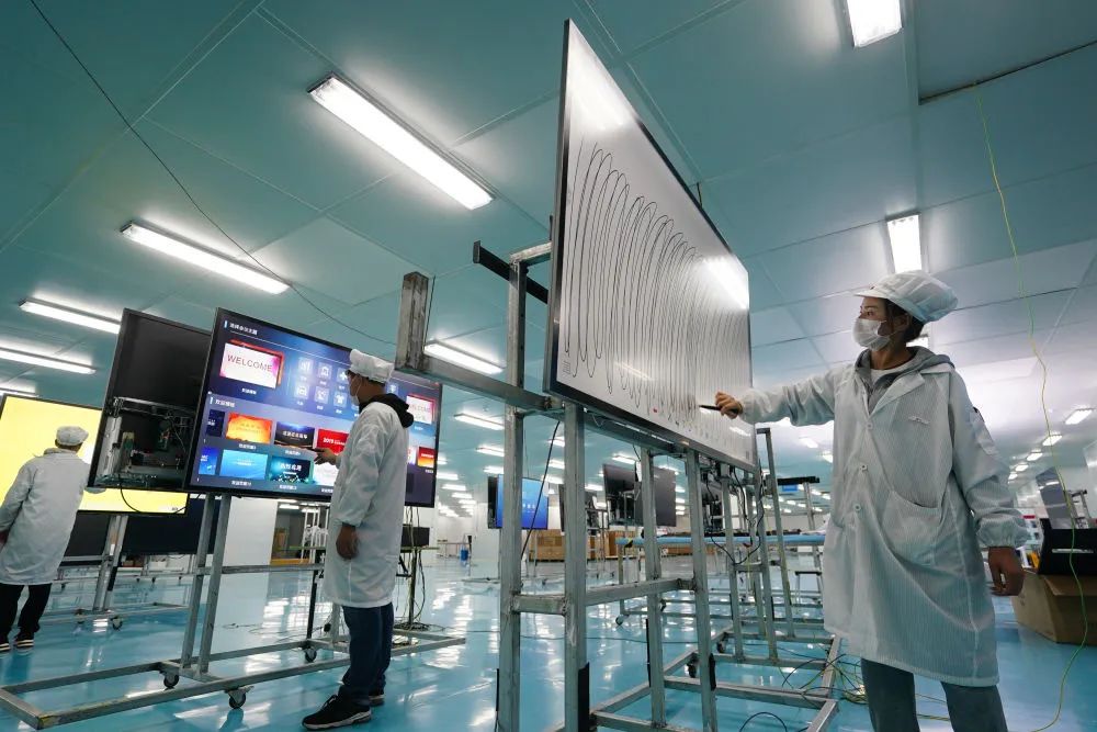 　　在位于宿迁激光产业园的江苏华科创智技术有限公司，工人在质检车间对触摸屏进行检测（去年5月13日摄）。新华社记者 季春鹏 摄
